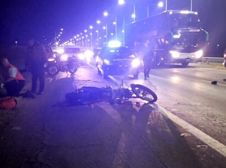 Dos motos chocaron y sus conductores resultaron gravemente heridos.