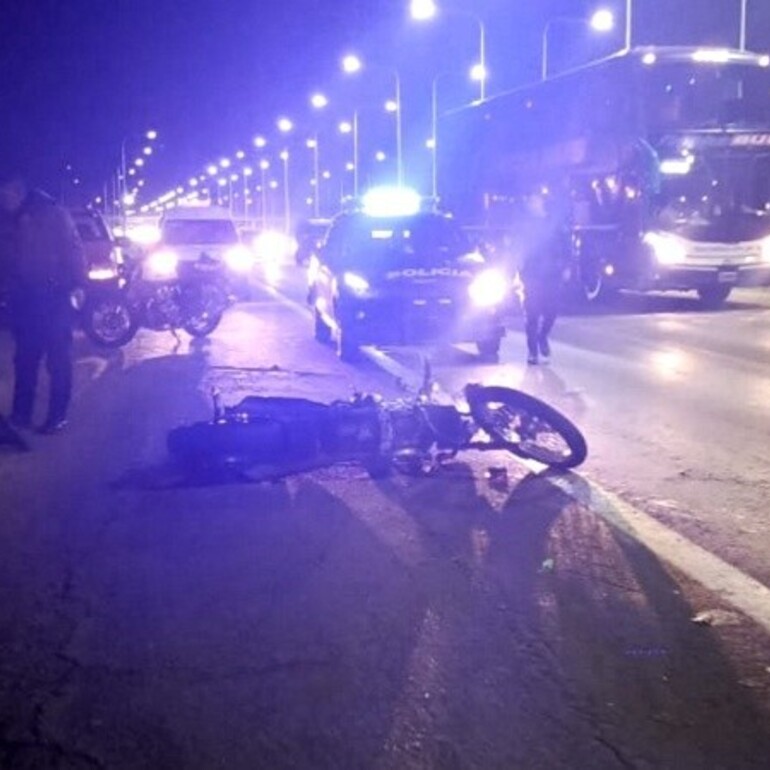 Dos motos chocaron y sus conductores resultaron gravemente heridos.