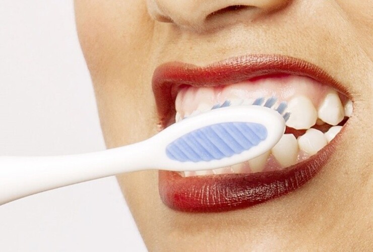 Imagen de La Anmat prohibió la venta de un conocido dentífrico por causar lesiones en la boca