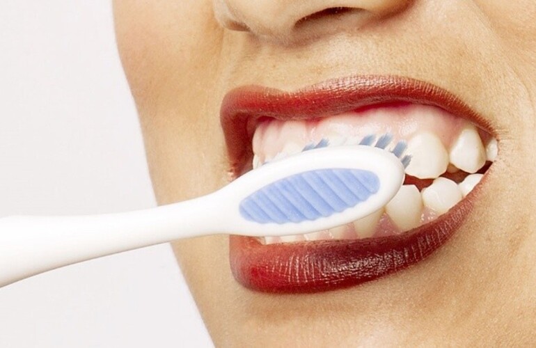 Imagen de La Anmat prohibió la venta de un conocido dentífrico por causar lesiones en la boca