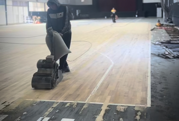Imagen de Unión realiza remodelación en el piso de parquet, con cambios de maderas