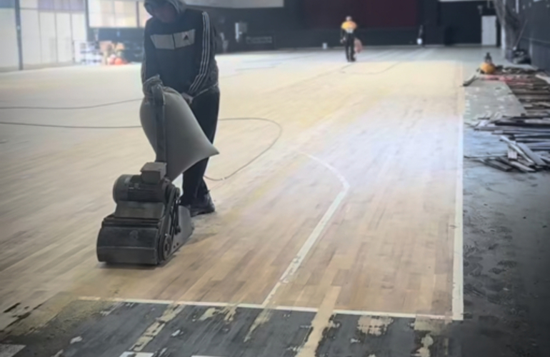 Imagen de Unión realiza remodelación en el piso de parquet, con cambios de maderas