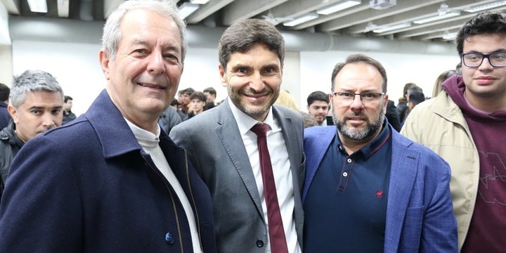 El Intendente y Cristian Rojas junto al Gobernador, Maximiliano Pullaro.