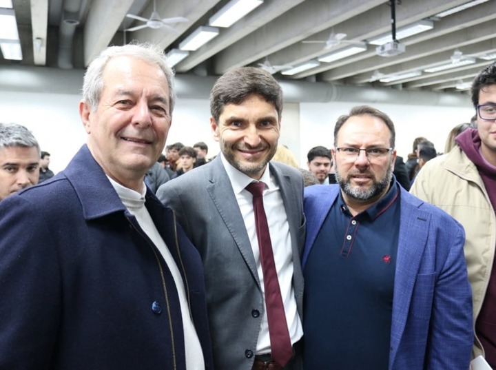El Intendente y Cristian Rojas junto al Gobernador, Maximiliano Pullaro.