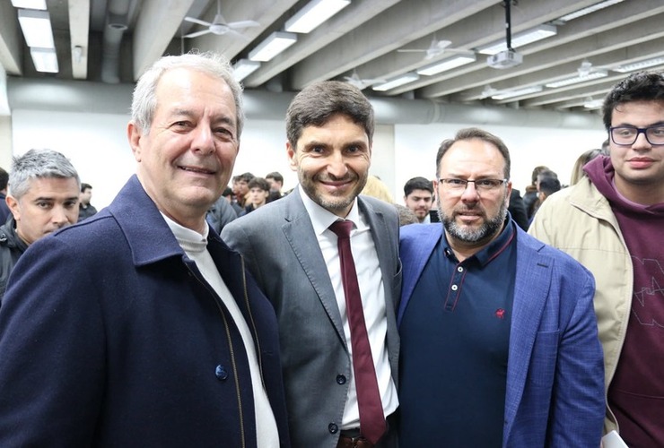 El Intendente y Cristian Rojas junto al Gobernador, Maximiliano Pullaro.