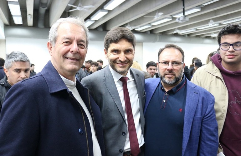 El Intendente y Cristian Rojas junto al Gobernador, Maximiliano Pullaro.