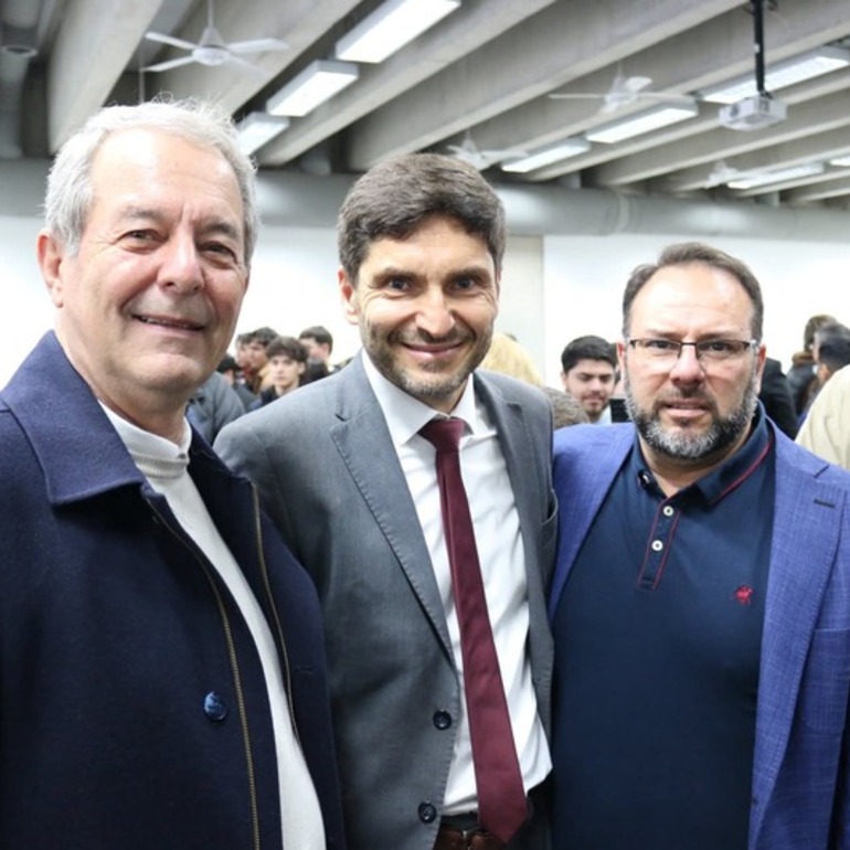 El Intendente y Cristian Rojas junto al Gobernador, Maximiliano Pullaro.