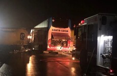 El micro y el camión chocaron en la ruta 11. (X)