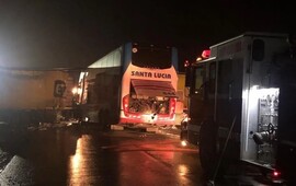 El micro y el camión chocaron en la ruta 11. (X)