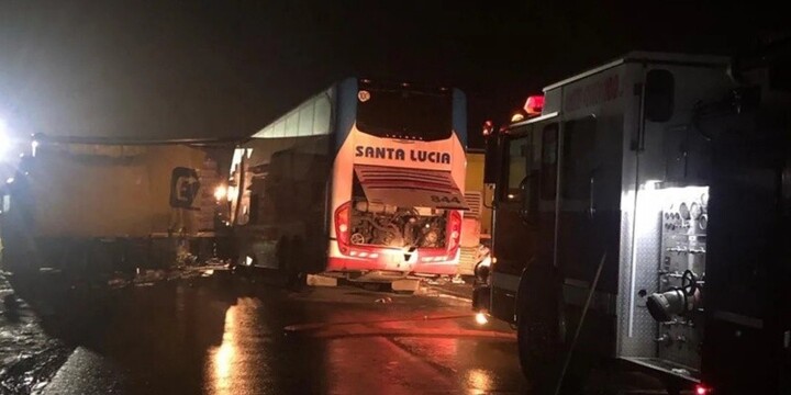El micro y el camión chocaron en la ruta 11. (X)