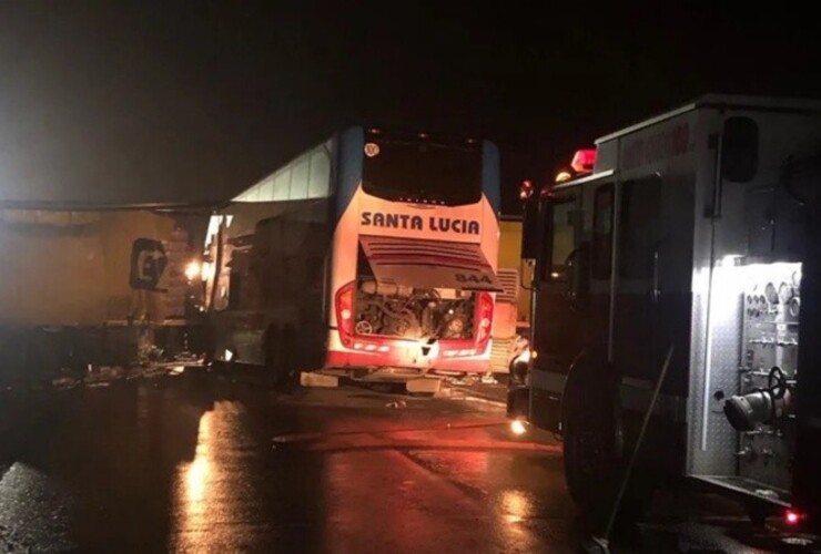 El micro y el camión chocaron en la ruta 11. (X)