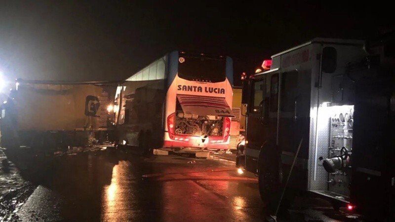 El micro y el camión chocaron en la ruta 11. (X)