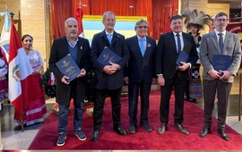 Imagen de Tonelli recibió un reconocimiento por su respaldo a la comunidad peruana