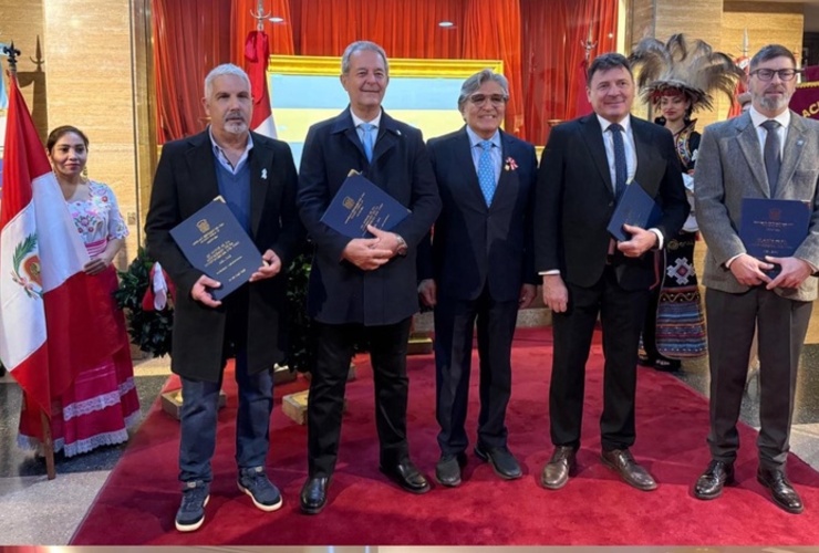 Imagen de Tonelli recibió un reconocimiento por su respaldo a la comunidad peruana
