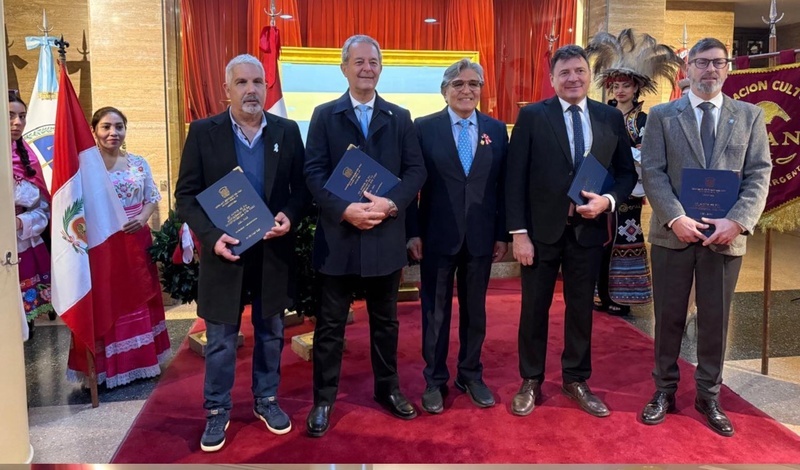 Imagen de Tonelli recibi&oacute; un reconocimiento por su respaldo a la comunidad peruana