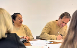 Imagen de La Comuna entregó escrituras de viviendas a vecinos de calle Mitre