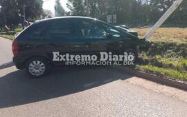Imagen de Un autom&oacute;vil choc&oacute; contra una columna de alumbrado en Ruta 21