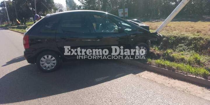 Imagen de Un automóvil chocó contra una columna de alumbrado en Ruta 21
