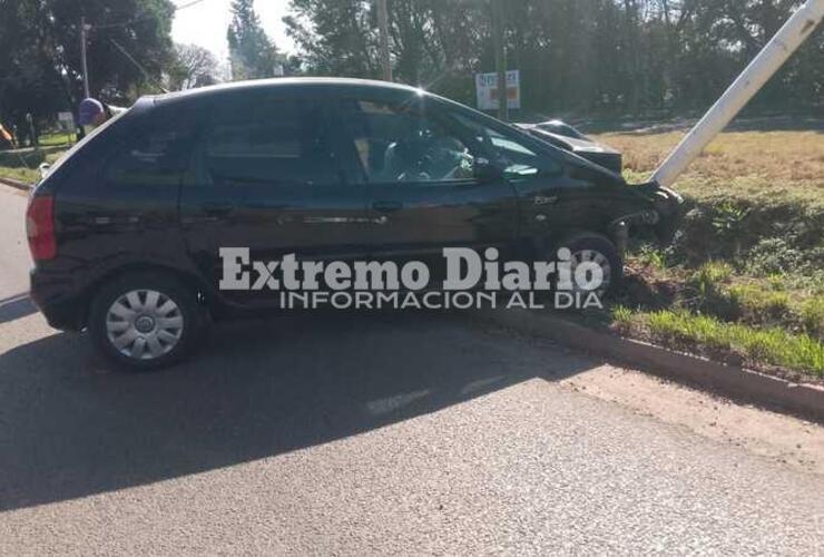 Imagen de Un automóvil chocó contra una columna de alumbrado en Ruta 21