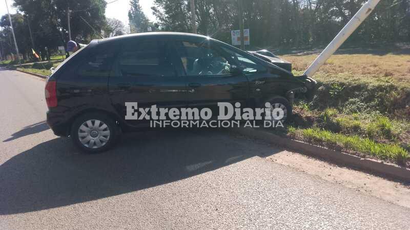 Imagen de Un autom&oacute;vil choc&oacute; contra una columna de alumbrado en Ruta 21