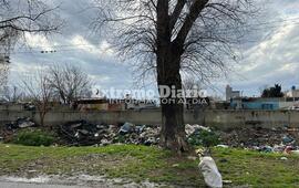Imagen de Reclaman limpieza urgente del canal de calle 1&deg; de Mayo y bacheo en el ingreso a la ciudad