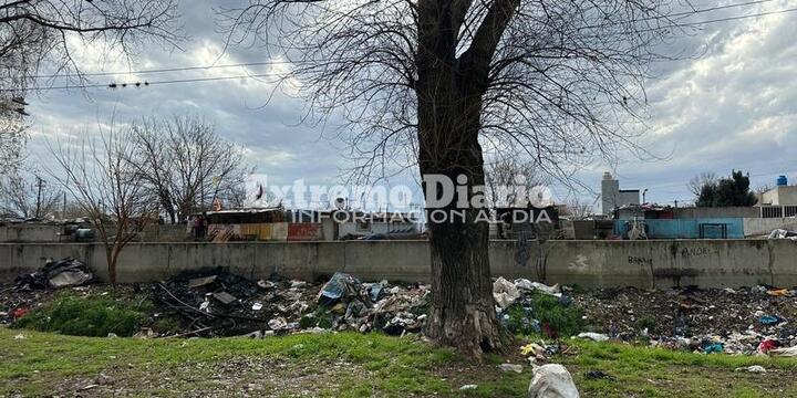Imagen de Reclaman limpieza urgente del canal de calle 1° de Mayo y bacheo en el ingreso a la ciudad