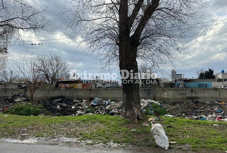 Imagen de Reclaman limpieza urgente del canal de calle 1° de Mayo y bacheo en el ingreso a la ciudad