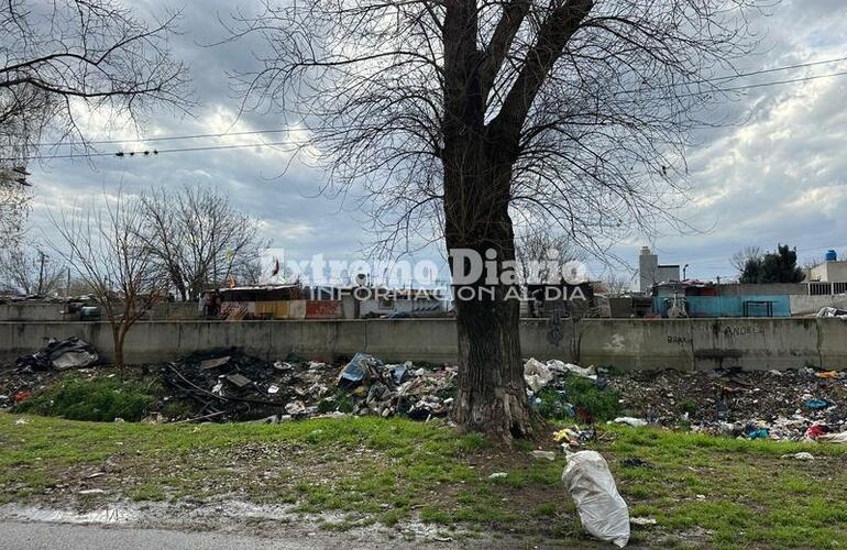 Imagen de Reclaman limpieza urgente del canal de calle 1° de Mayo y bacheo en el ingreso a la ciudad