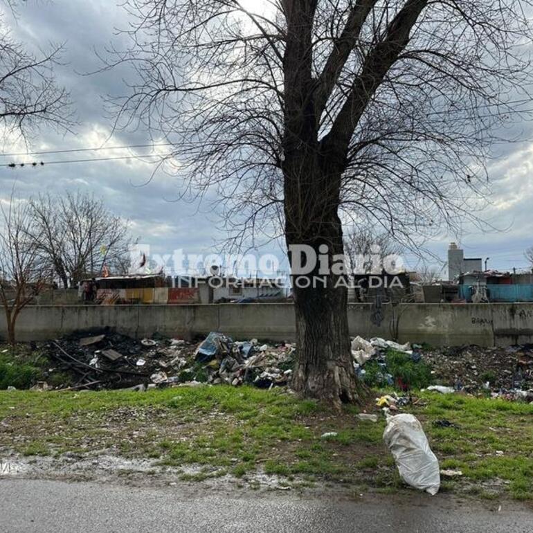 Imagen de Reclaman limpieza urgente del canal de calle 1° de Mayo y bacheo en el ingreso a la ciudad