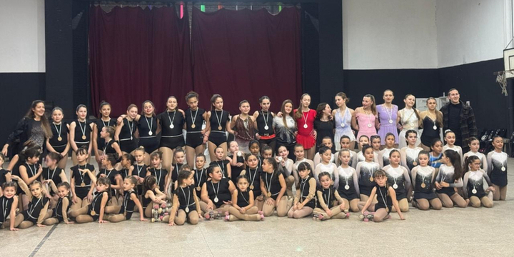 Imagen de Exhibición de Patín Artístico de Unión en el gimnasio principal