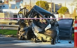 El vehículo fue embestido y se prendió fuego. Producto del hecho una rueda salió disparada hacia otro vehículo.