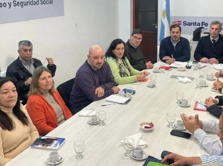 Los gremios docentes se reunieron con representantes del gobierno provincial este lunes a la tarde en Santa Fe.