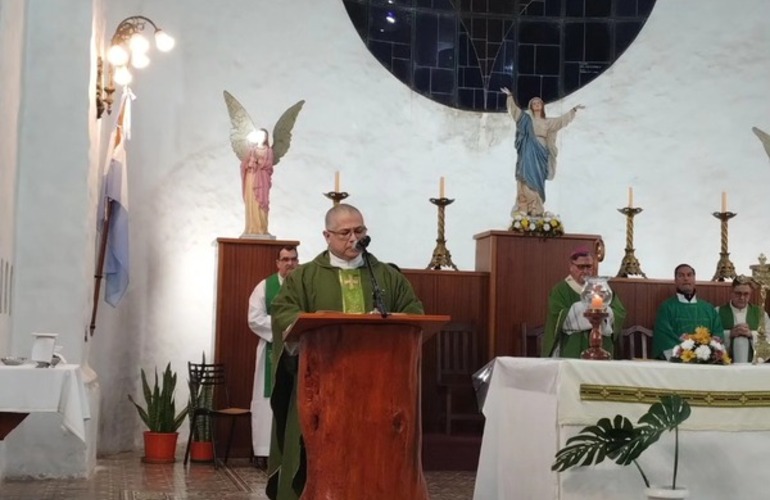 Imagen de Invitan al nuevo cura p&aacute;rroco a un desayuno institucional