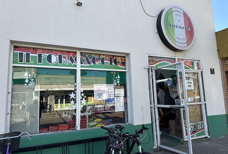 Imagen de Robo a un supermercado local: Un masculino rompió un vidrio y robó mercadería