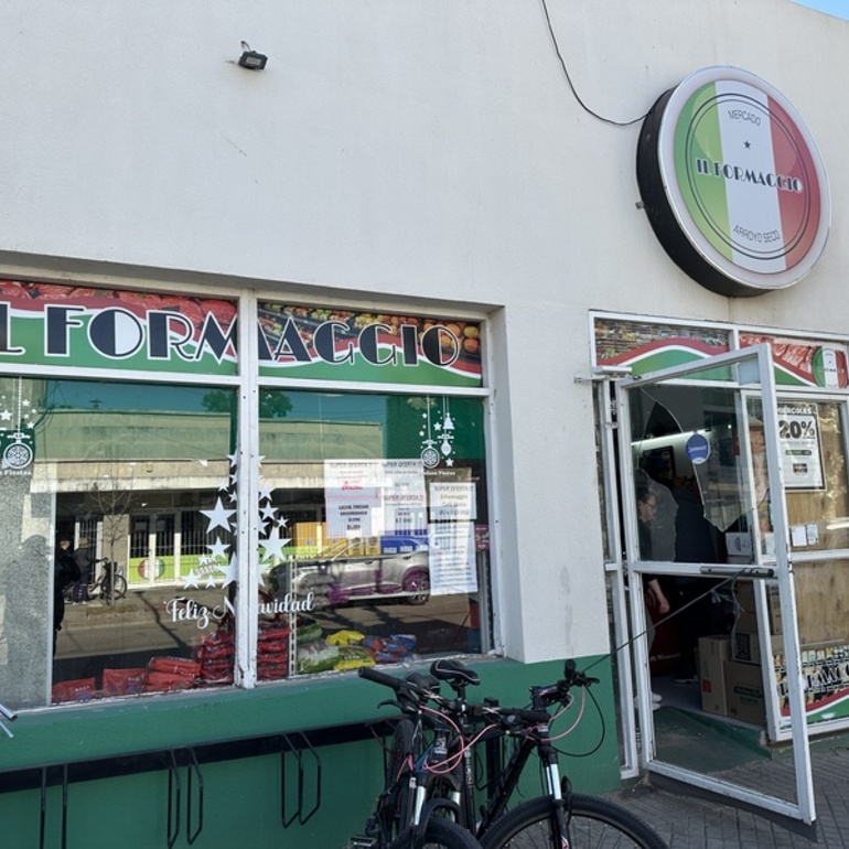 Imagen de Robo a un supermercado local: Un masculino rompió un vidrio y robó mercadería