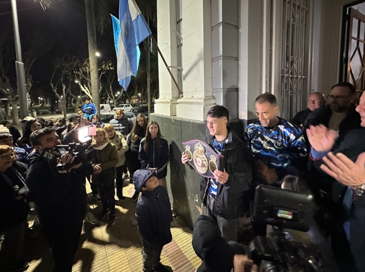 Imagen de El Campeón Mundial en casa: Mirco Cuello volvió a Arroyo Seco y fue recibido como Ciudadano Ilustre y una Caravana de personas