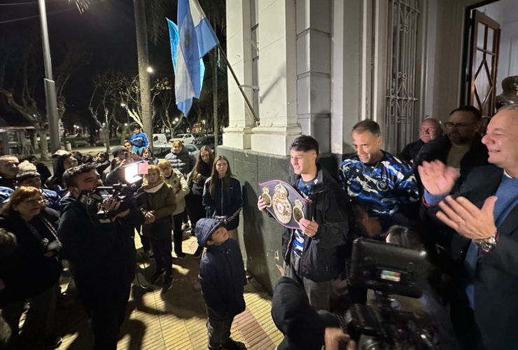 Imagen de El Campeón Mundial en casa: Mirco Cuello volvió a Arroyo Seco y fue recibido como Ciudadano Ilustre y una Caravana de personas