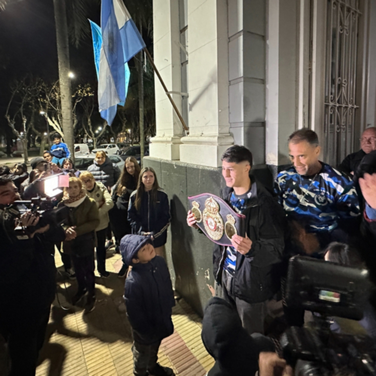 Imagen de El Campeón Mundial en casa: Mirco Cuello volvió a Arroyo Seco y fue recibido como Ciudadano Ilustre y una Caravana de personas