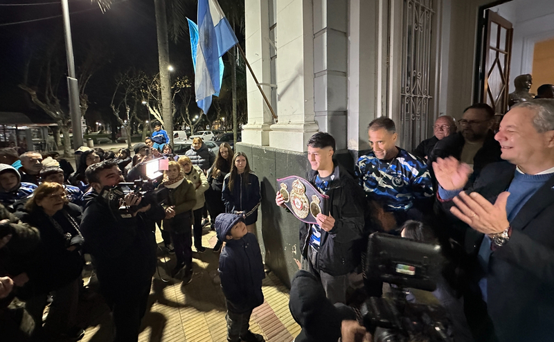 Imagen de El Campe&oacute;n Mundial en casa: Mirco Cuello volvi&oacute; a Arroyo Seco y fue recibido como Ciudadano Ilustre y una Caravana de personas