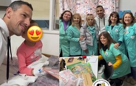 Imagen de Maxi Rodr&iacute;guez solidario para el D&iacute;a del Ni&ntilde;o: lleg&oacute; al Hospital Vilela cargado de regalos para los chicos