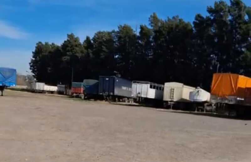 La gestión municipal entierra basura en la parte trasera del predio.