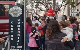 Imagen de Bomberos junto a Hidro participaron del Festejo del D&iacute;a del Ni&ntilde;o organizado por el Centro Comercial