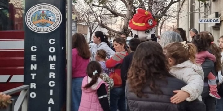 Imagen de Bomberos junto a Hidro participaron del Festejo del Día del Niño organizado por el Centro Comercial