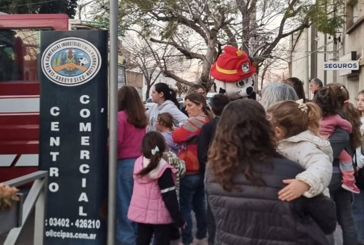 Imagen de Bomberos junto a Hidro participaron del Festejo del Día del Niño organizado por el Centro Comercial