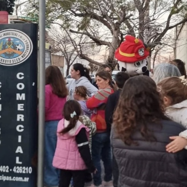 Imagen de Bomberos junto a Hidro participaron del Festejo del Día del Niño organizado por el Centro Comercial