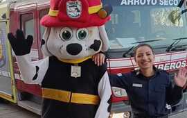 La bombero Bianca Vargas junto a Hidro invitaron v&iacute;a redes sociales.