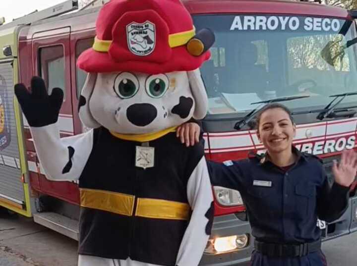 La bombero Bianca Vargas junto a Hidro invitaron vía redes sociales.