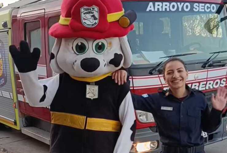 La bombero Bianca Vargas junto a Hidro invitaron v&iacute;a redes sociales.