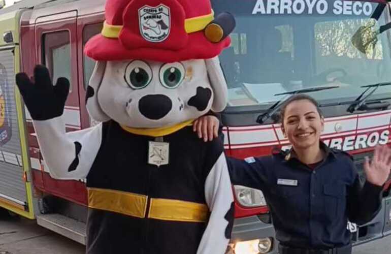 La bombero Bianca Vargas junto a Hidro invitaron v&iacute;a redes sociales.