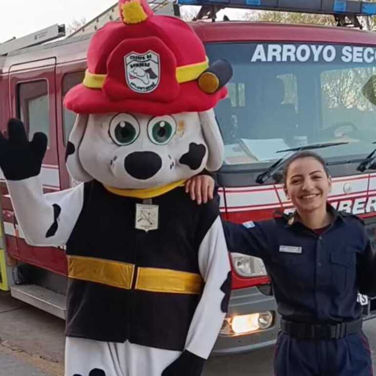 La bombero Bianca Vargas junto a Hidro invitaron vía redes sociales.